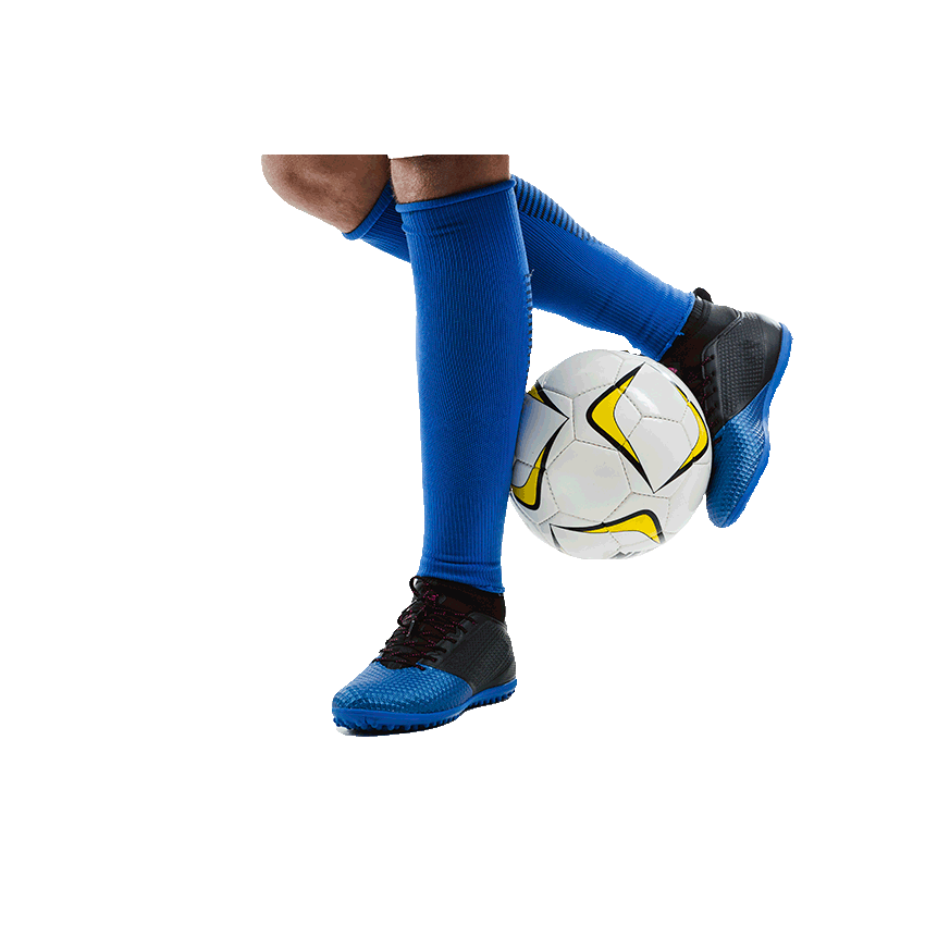 Jugador con medias deportivas Mediasya dominando un balón